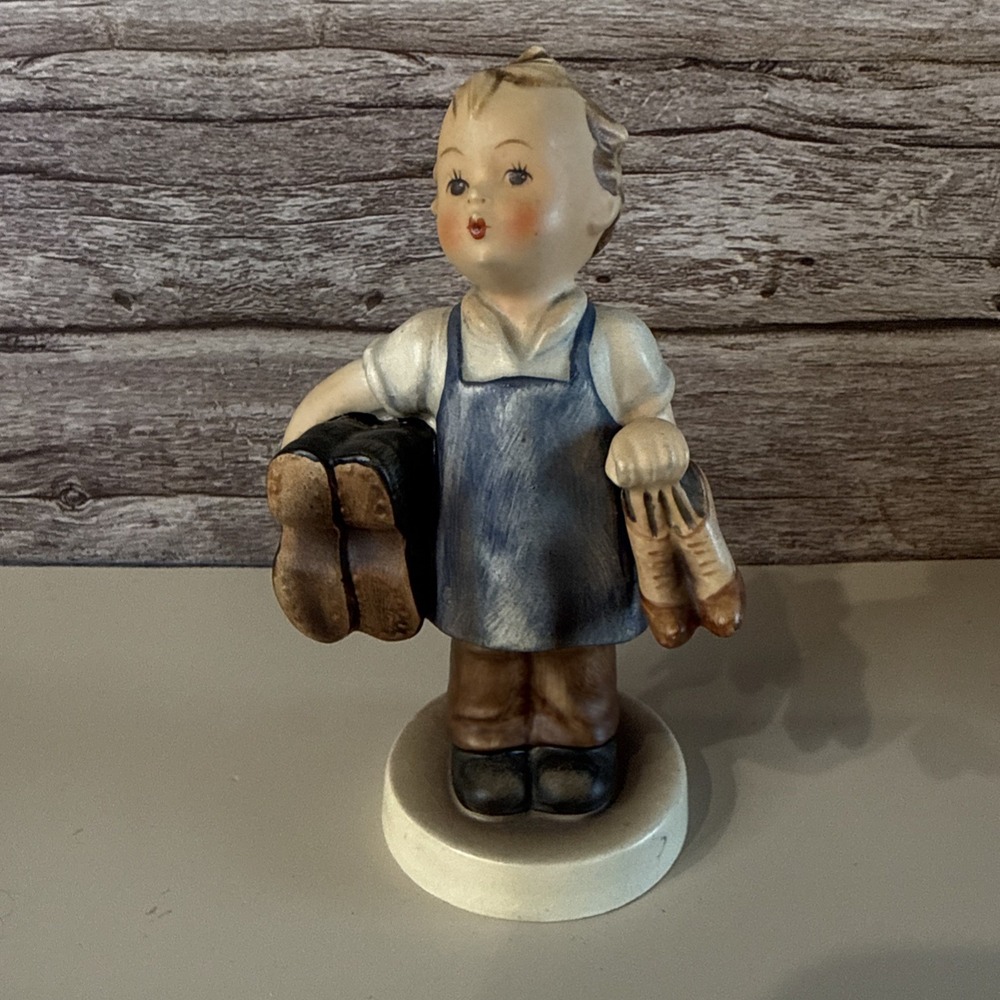 Vintage Hummel Goebel Figurine #143 Boy Cobbler In Very Good Condition Boots